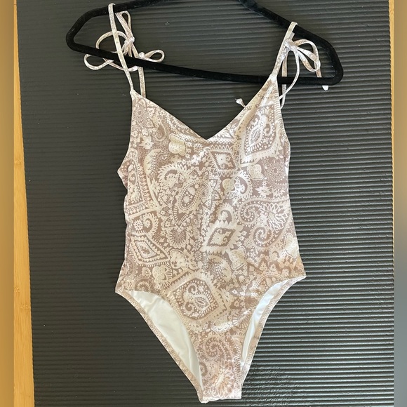 ELE SWIMS one piece - Picture 1 of 4